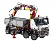 LEGO Technic 42043 Mercedes Benz Arocs 3245 - © 2015 LEGO Group