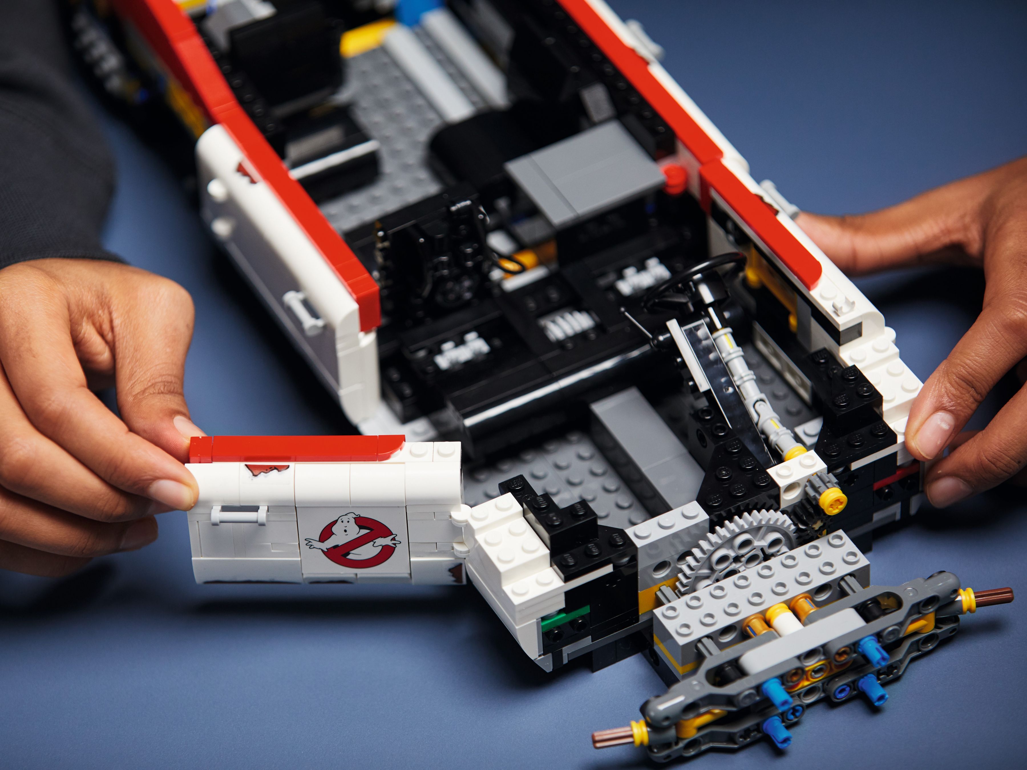 LEGO Advanced Models 10274 Ghostbusters™ ECTO-1 LEGO_10274_alt12.jpg
