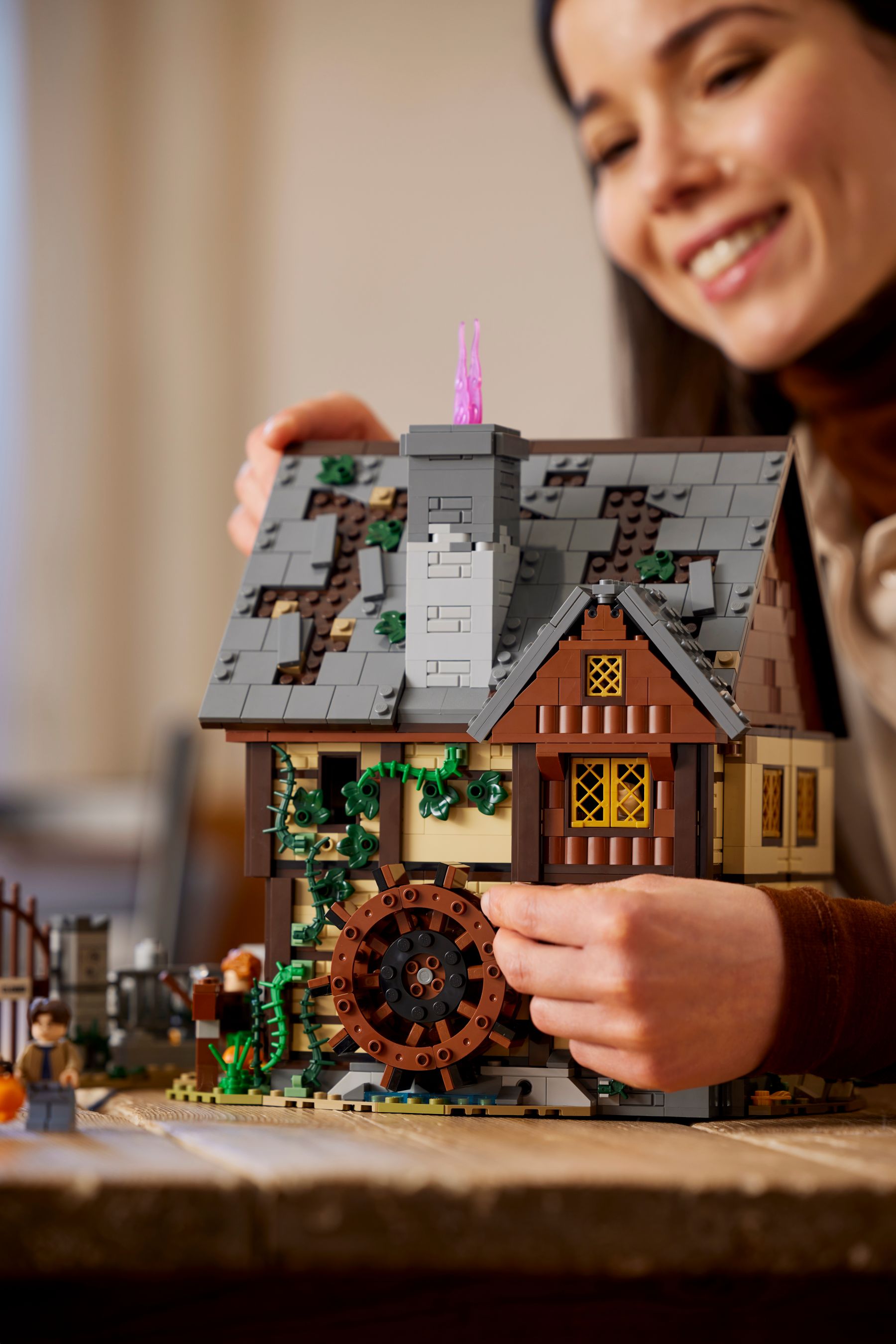 LEGO Ideas 21341 Disney Hocus Pocus: Das Hexenhaus der Sanderson-Schwestern LEGO_21341_Lifestyle_07.jpg
