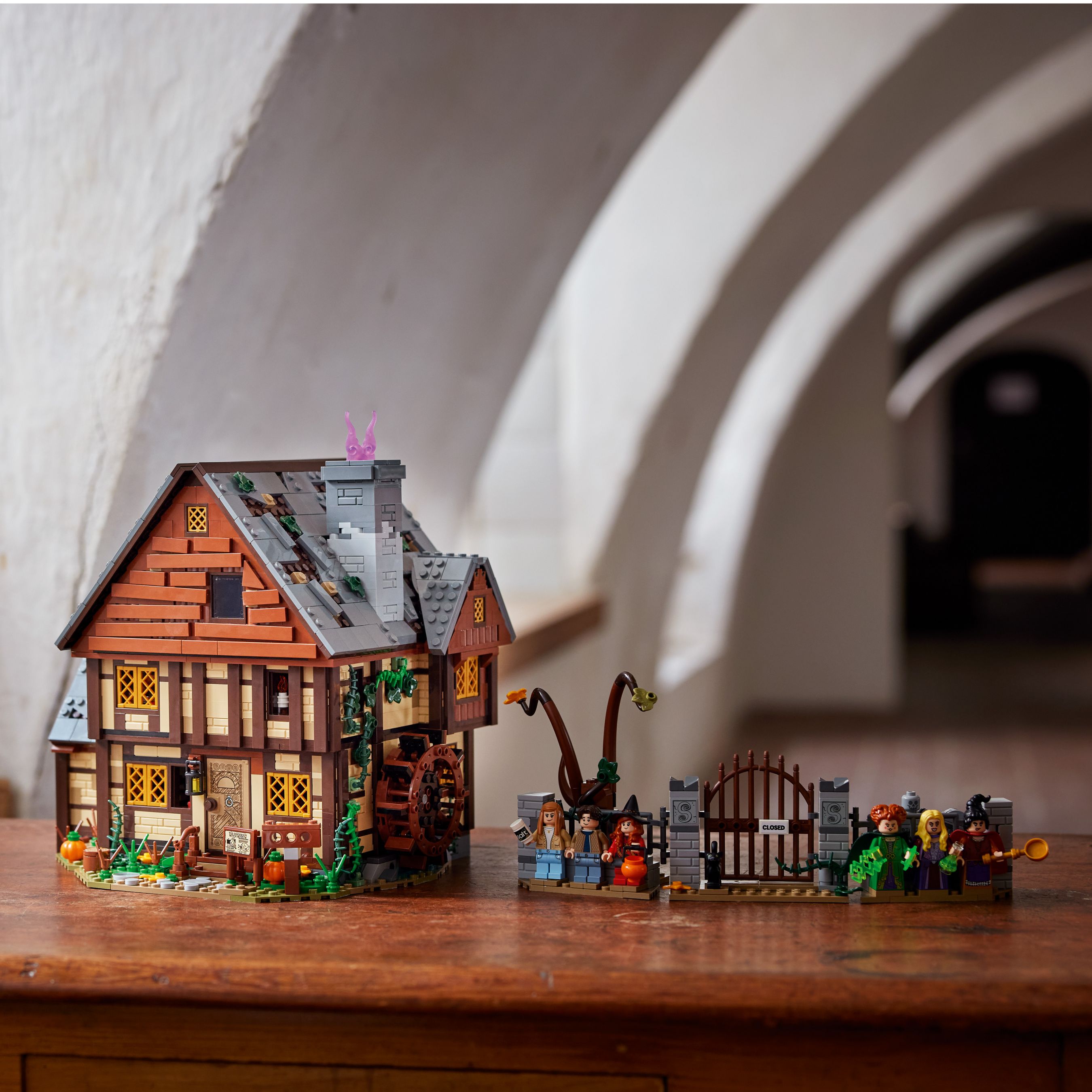 LEGO Ideas 21341 Disney Hocus Pocus: Das Hexenhaus der Sanderson-Schwestern LEGO_21341_Lifestyle_Envr_crop.jpg