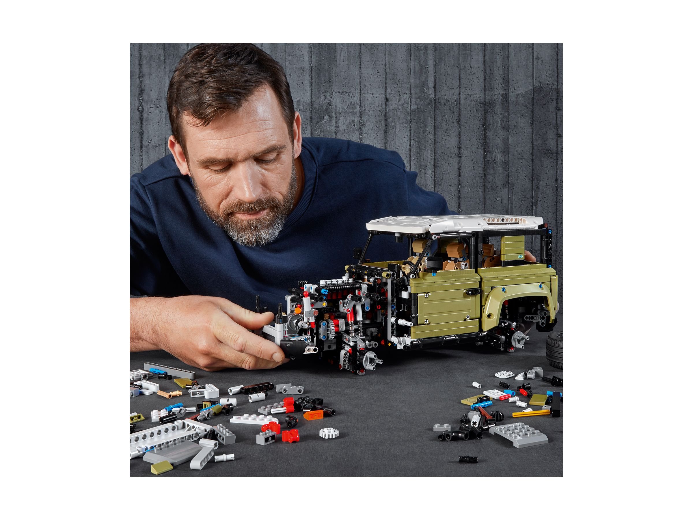LEGO Technic 42110 Land Rover Defender LEGO_42110_alt10.jpg