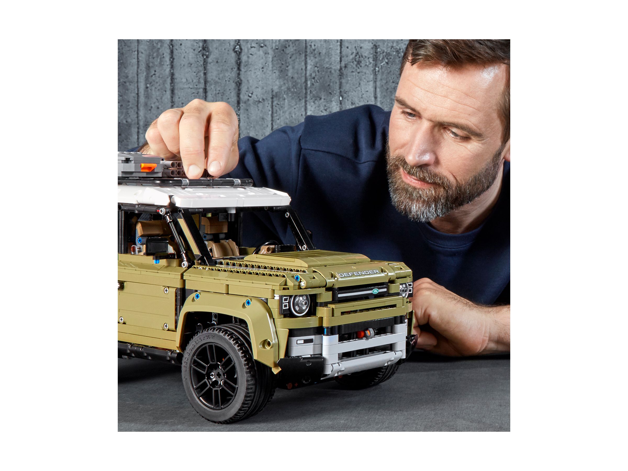 LEGO Technic 42110 Land Rover Defender LEGO_42110_alt11.jpg