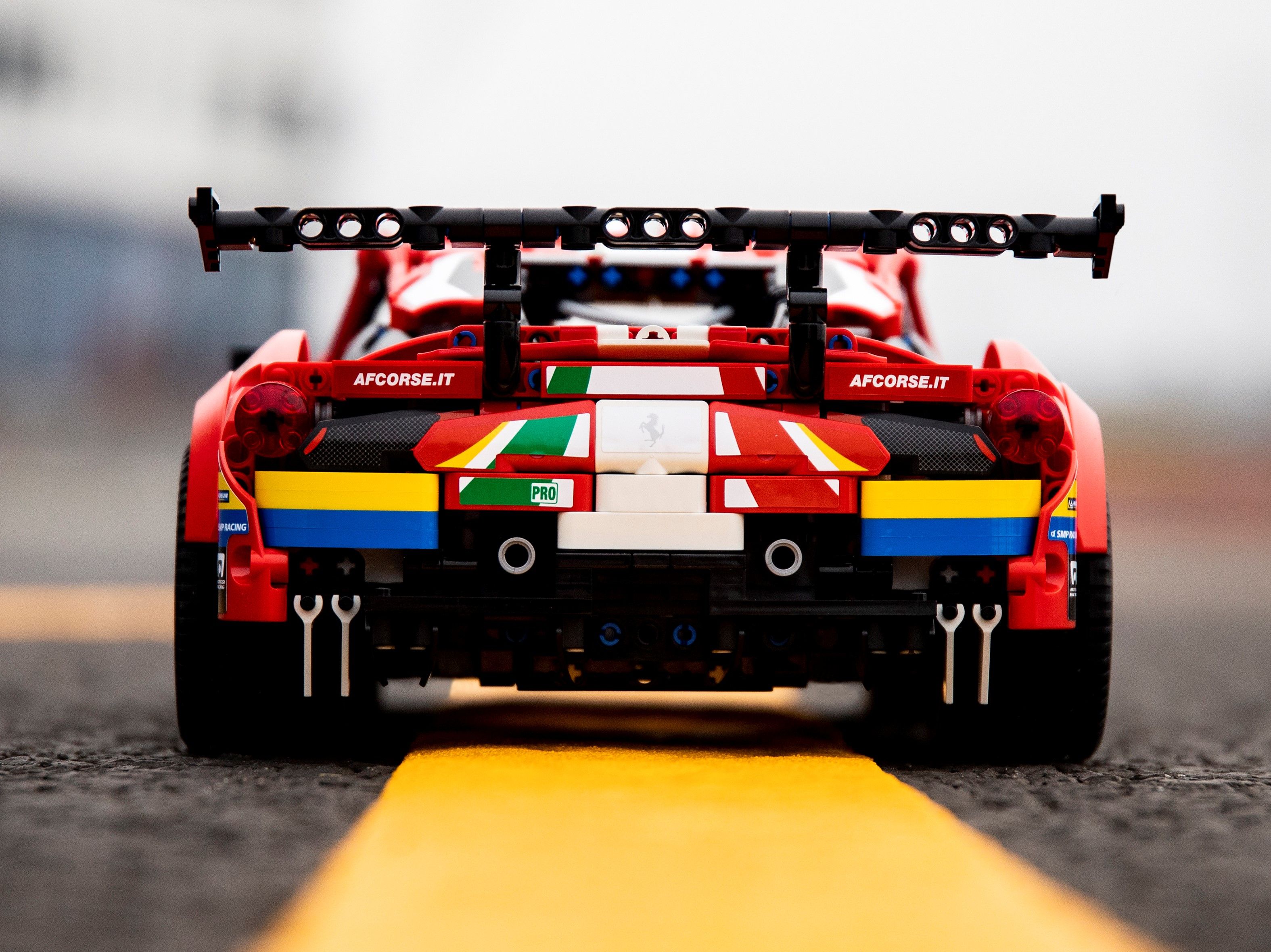 LEGO Technic 42125 Ferrari 488 GTE “AF Corse #51” LEGO_42125_alt13.jpg
