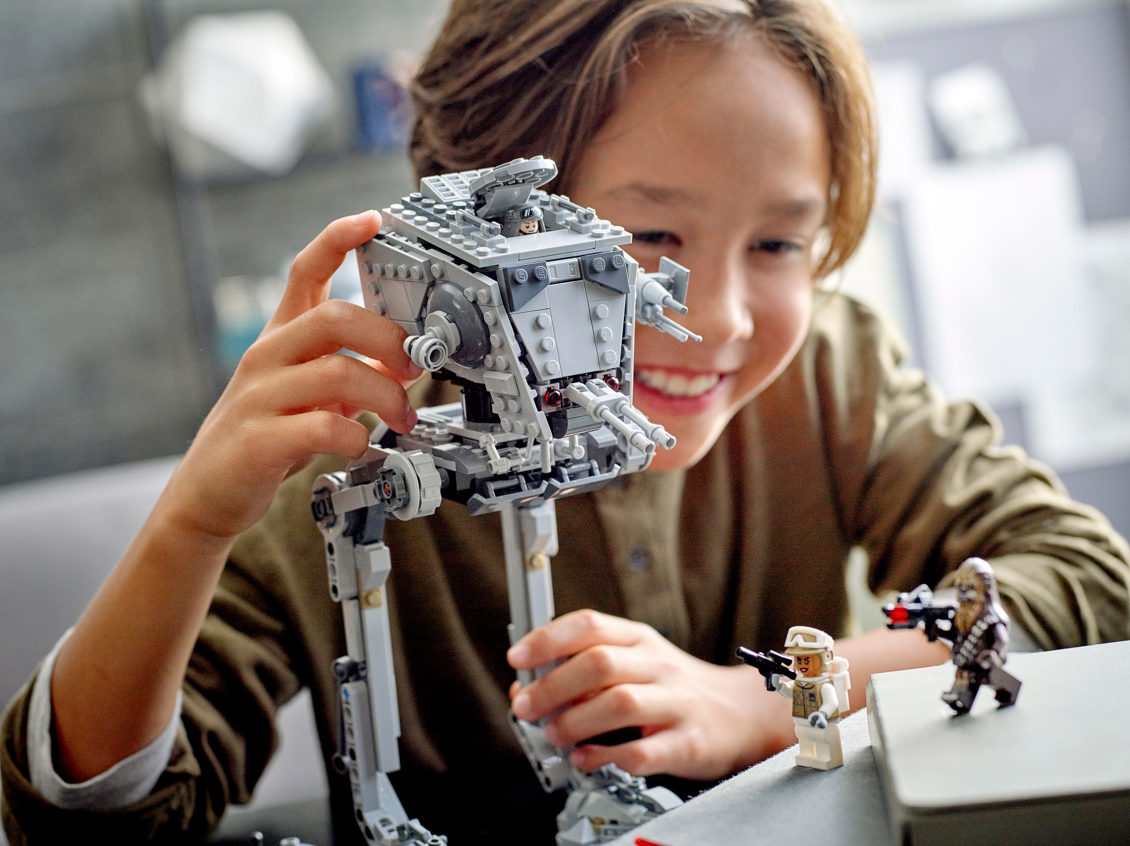 LEGO Star Wars 75322 AT-ST™ auf Hoth LEGO_75322_Lifestyle_cons_2.jpg