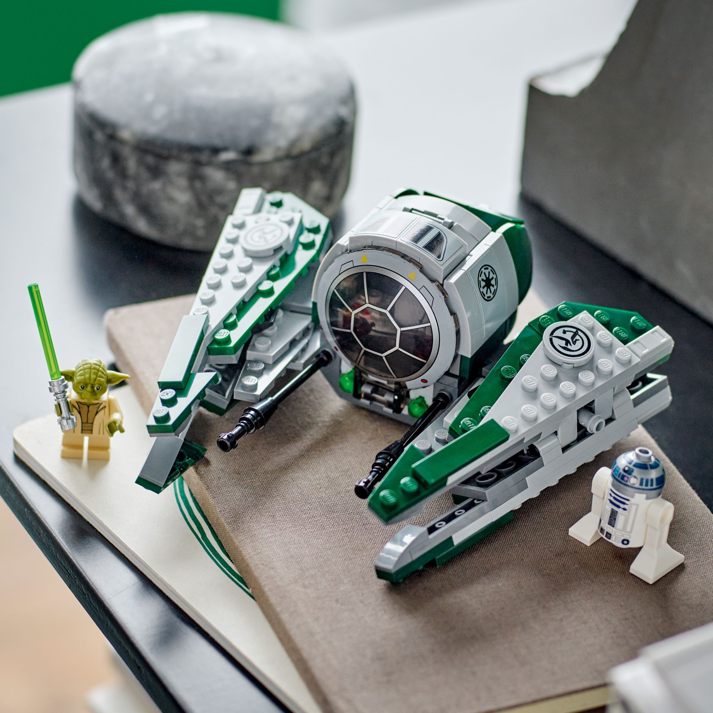 LEGO Star Wars 75360 Yodas Jedi Starfighter™ LEGO_75360_alt9.jpg