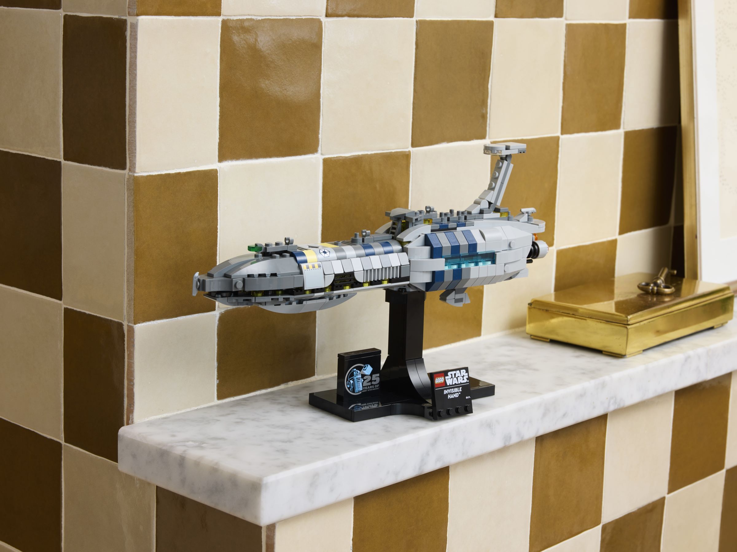 LEGO Star Wars 75377 Invisible Hand™ LEGO_75377_alt7.jpg