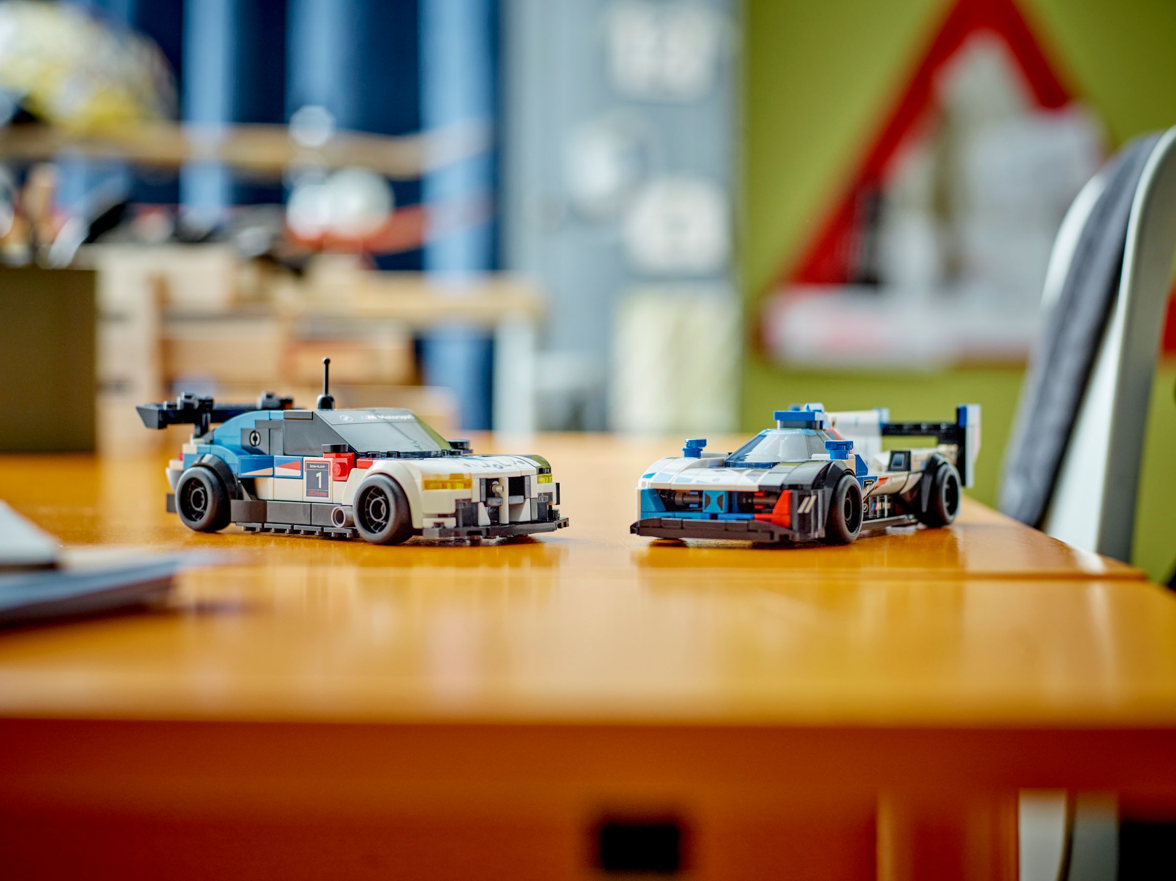 LEGO Speed Champions 76922 BMW M4 GT3 & BMW M Hybrid V8 Rennwagen LEGO_76922_Lifestyle_envr.jpg