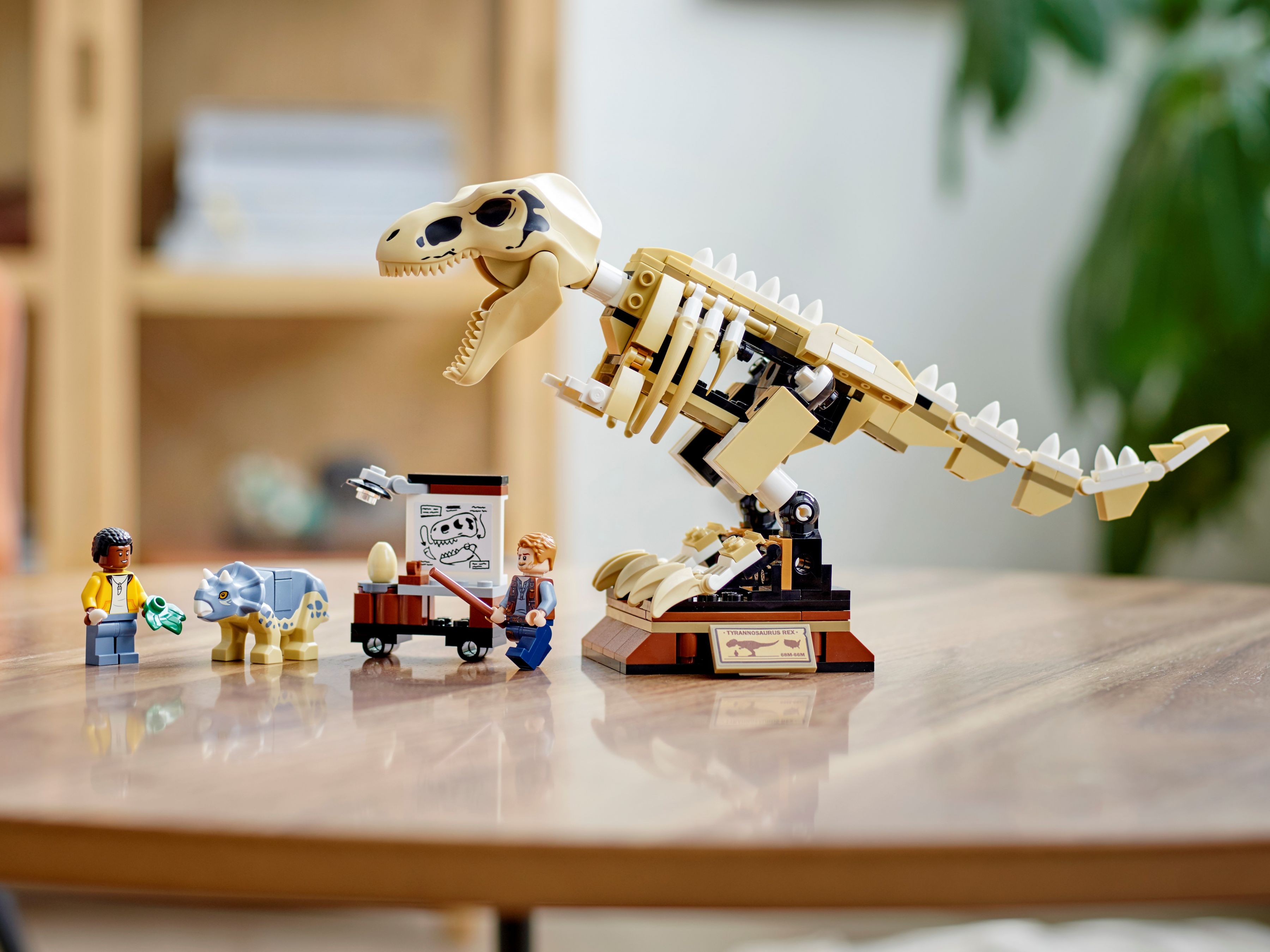 LEGO Jurassic World 76940 T. Rex-Skelett in der Fossilienausstellung LEGO_76940_alt12.jpg