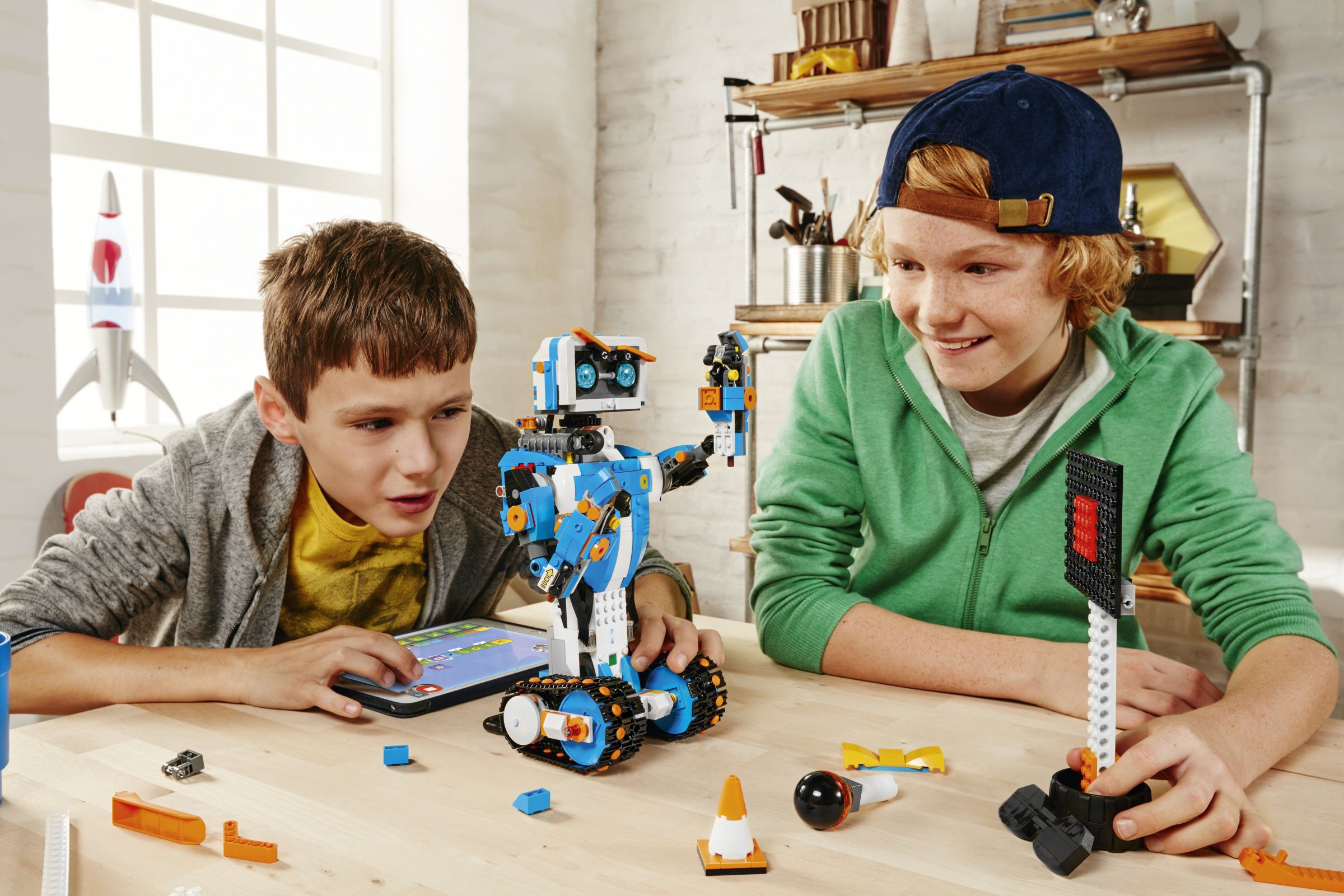 LEGO BOOST 17101 Programmierbares Roboticset LEGO_BOOST_FOTO_3_VERNIE_V144.jpg
