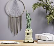 LEGO Architecture 21042 Freiheitsstatue 21042_Architecture_2HY18_LifestyleImage_StatueofLiberty_05.jpg