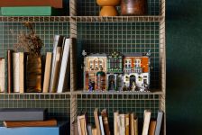 LEGO Advanced Models 10351 Sherlock Holmes: Bücherstütze LEGO_10351_Lifestyle_Envr_01_en-gb.jpg