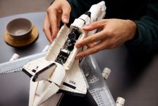 LEGO Advanced Models 10360 Spaceshuttle-Transport-Jumbo LEGO_10360_Lifestyle_Build_04.jpg