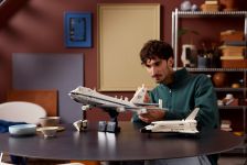 LEGO Advanced Models 10360 Spaceshuttle-Transport-Jumbo LEGO_10360_Lifestyle_Build_10.jpg