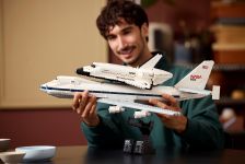LEGO Advanced Models 10360 Spaceshuttle-Transport-Jumbo LEGO_10360_Lifestyle_Cons_03.jpg