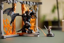 LEGO Advanced Models 10367 Der Herr der Ringe: Balrog™ Bücherstütze LEGO_10367_Lifestyle_Build_04_en-gb.jpg