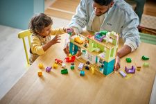 LEGO Duplo 10470 Modernes Familienhaus mit Figuren – 3-in-1-Set LEGO_10470_Lifestyle_build_en-gb.jpg