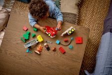 LEGO Duplo 10473 Löschauto mit Schlauch und Feuerwehrmann LEGO_10473_Lifestyle_build_en-gb.jpg