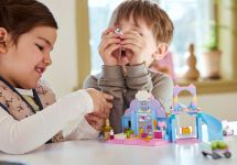 LEGO Gabbys Puppenhaus 10796 Gabbys Kätzchen Öhrchen LEGO_10796_Lifestyle_Cons_2.jpg