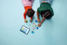 LEGO Gabbys Puppenhaus 11204 Meerjungfrau Gabbys Aquarium Abenteuer LEGO_11204_Lifestyle_Build_en-gb.jpg