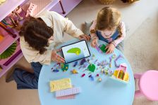 LEGO Gabbys Puppenhaus 11205 Zuckerguss-Gebirge und Kätzchen-Garten LEGO_11205_Lifestyle_Build_en-gb.jpg