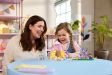 LEGO Gabbys Puppenhaus 11205 Zuckerguss-Gebirge und Kätzchen-Garten LEGO_11205_Lifestyle_Cons_en-gb.jpg