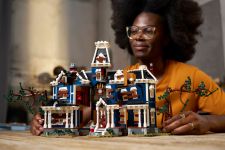 LEGO Stranger Things 11370 Stranger Things: The Creel House LEGO_11370_Lifestyle_Build_4_en-gb.jpg