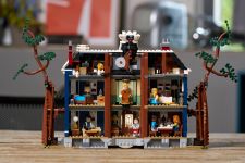 LEGO Stranger Things 11370 Stranger Things: The Creel House LEGO_11370_Lifestyle_Build_6_en-gb.jpg