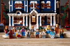 LEGO Stranger Things 11370 Stranger Things: The Creel House LEGO_11370_Lifestyle_Build_7_en-gb.jpg