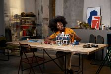 LEGO Stranger Things 11370 Stranger Things: The Creel House LEGO_11370_Lifestyle_Cons_1_en-gb.jpg