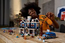 LEGO Stranger Things 11370 Stranger Things: The Creel House LEGO_11370_Lifestyle_Cons_2_en-gb.jpg