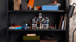 LEGO Stranger Things 11370 Stranger Things: The Creel House LEGO_11370_Lifestyle_Envr_03_en-gb.jpg