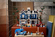 LEGO Stranger Things 11370 Stranger Things: The Creel House LEGO_11370_Lifestyle_Envr_2_en-gb.jpg