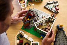 LEGO Advanced Models 11371 Einkaufsmeile LEGO_11371_Lifestyle_Build_03_en-gb.jpg