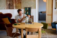 LEGO Advanced Models 11371 Einkaufsmeile LEGO_11371_Lifestyle_Cons_01_en-gb.jpg