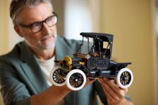 LEGO Advanced Models 11376 Ford Model T LEGO_11376_Lifestyle_Cons_02.jpg