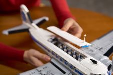 LEGO Advanced Models 11378 Douglas™ DC-3™ PAN AM® Passagierflugzeug LEGO_11378_Lifestyle_Build_04.jpg