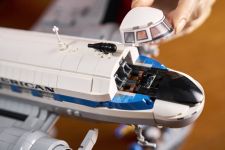 LEGO Advanced Models 11378 Douglas™ DC-3™ PAN AM® Passagierflugzeug LEGO_11378_Lifestyle_Build_06.jpg