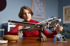 LEGO Advanced Models 11378 Douglas™ DC-3™ PAN AM® Passagierflugzeug LEGO_11378_Lifestyle_Cons_02.jpg