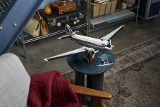 LEGO Advanced Models 11378 Douglas™ DC-3™ PAN AM® Passagierflugzeug LEGO_11378_Lifestyle_Envr_02.jpg
