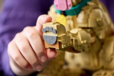 LEGO Advanced Models 11384 Golden Retriever Welpe LEGO_11384_Lifestyle_Build_07.jpg