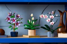 LEGO Botanicals 11504 Friedenslilie LEGO_11504_10311_10372_Lifestyle_Envr_01_en-gb.jpg