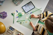 LEGO Botanicals 11508 Gänseblümchen LEGO_11508_Lifestyle_build.jpg