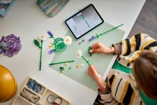 LEGO Botanicals 11508 Gänseblümchen LEGO_11508_Lifestyle_build_en-gb.jpg