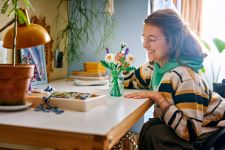 LEGO Botanicals 11508 Gänseblümchen LEGO_11508_Lifestyle_cons_en-gb.jpg