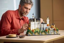 LEGO Architecture 21063 Schloss Neuschwanstein LEGO_21063_Lifestyle_Cons_01_en-gb.jpg