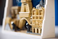 LEGO Architecture 21064 Paris – Stadt der Liebe LEGO_21064_Lifestyle_Build_04_en-gb.jpg