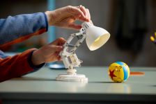 LEGO Ideas 21357 Disney Pixar Luxo Jr. LEGO_21357_Lifestyle_Build_08_en-gb.jpg