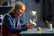 LEGO Ideas 21357 Disney Pixar Luxo Jr. LEGO_21357_Lifestyle_Cons_03_en-gb.jpg