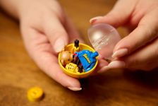 LEGO Ideas 21358 Spielzeugautomat mit Minifiguren LEGO_21358_Lifestyle_Build_04_en-gb.jpg