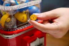 LEGO Ideas 21358 Spielzeugautomat mit Minifiguren LEGO_21358_Lifestyle_Build_06_en-gb.jpg